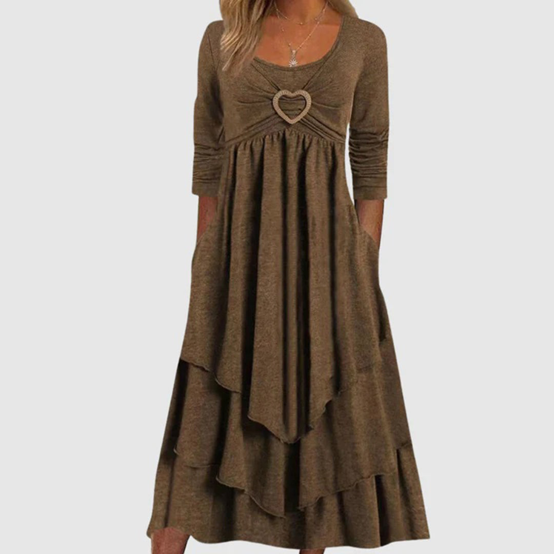 Braunes Damenkleid mit Herzdekor, langärmelig, mehrlagig, knielang, elegantes Design.