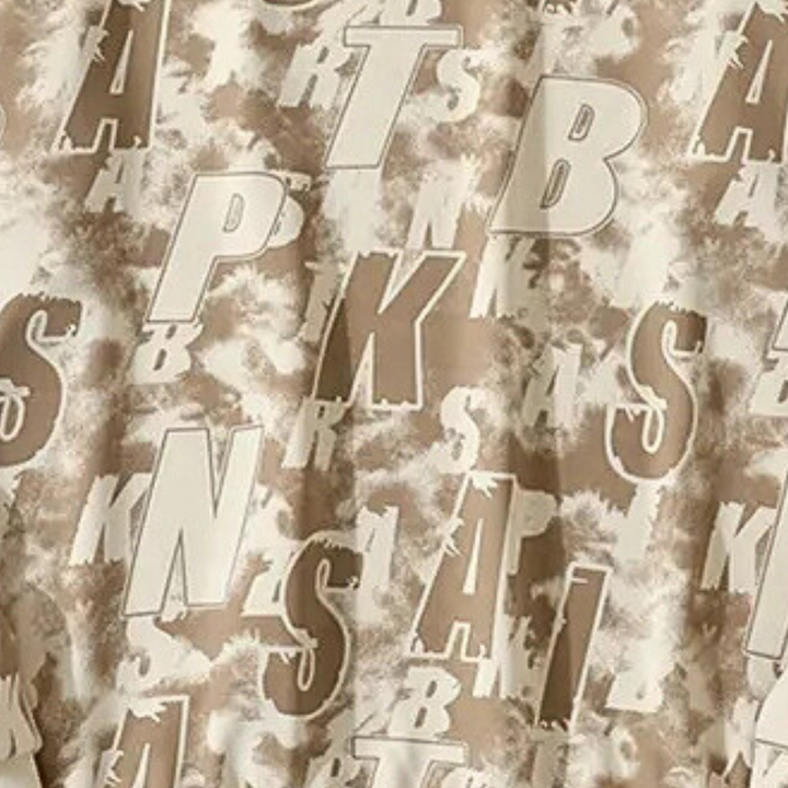 Beige Stoff mit Buchstabenmuster, Baumwolle, Textildesign, Dekoration, Hintergrund.