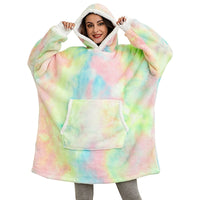 Frau in buntem Oversize-Hoodie-Decke, Fleece, Kapuze, gemütlich, warm, modisch, Freizeitkleidung.