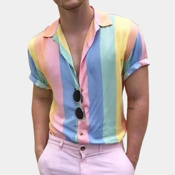 Mann in bunter gestreifter Kurzarmhemd, pastellfarben, Sommermode, lässiger Stil.