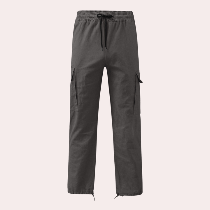 Graue Cargo-Hose aus Baumwolle mit elastischem Bund und Kordelzug, seitliche Taschen.