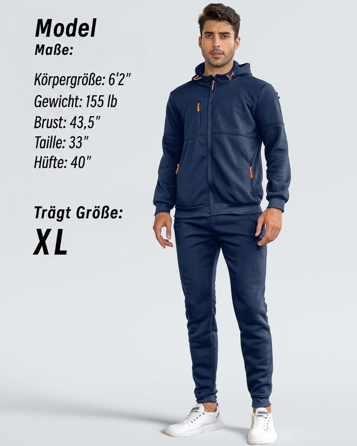 Mann in marineblauem Anzug mit Kapuzenjacke und Jogginghose, Ganzkörperansicht von vorn mit Größenangabe 2