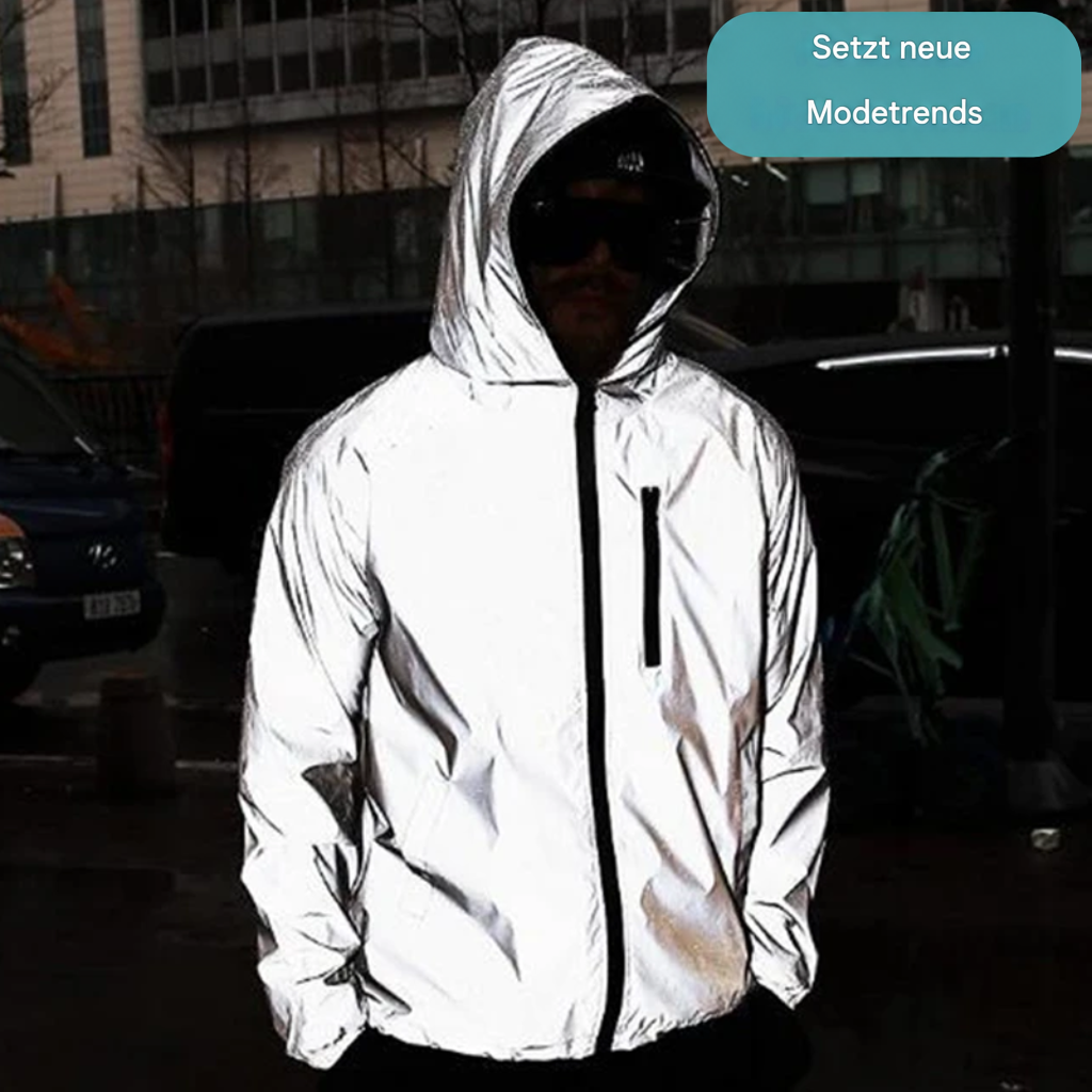 Nahaufnahme eines Models mit Kapuze und dunkler Brille in der reflektierenden Jacke vor Gebäuden und geparkten Autos 7