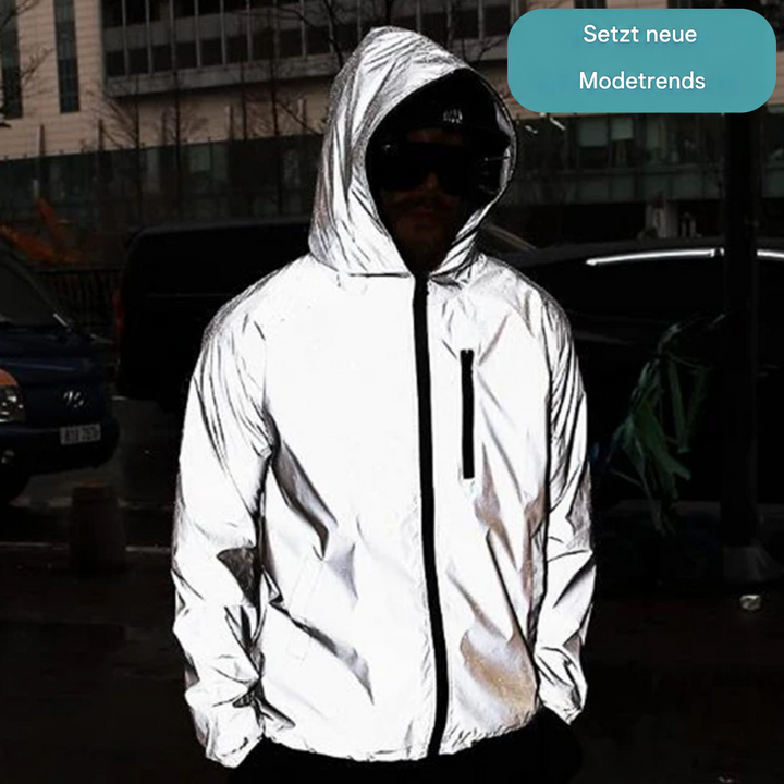 Nahaufnahme eines Models mit Kapuze und dunkler Brille in der reflektierenden Jacke vor Gebäuden und geparkten Autos 7