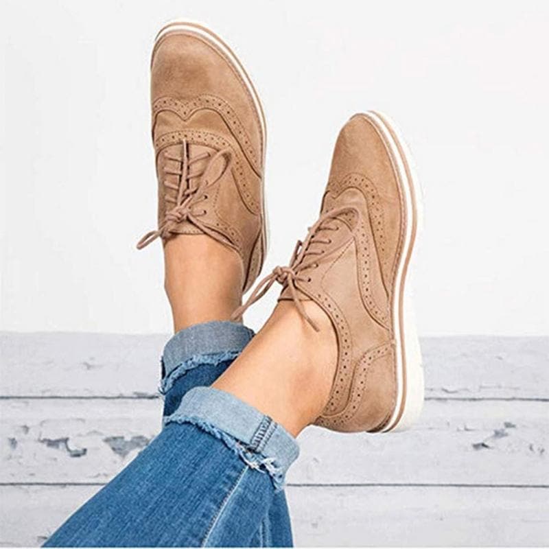 Damen Derby Schuhe aus Wildleder mit Broguedetails – Carisse