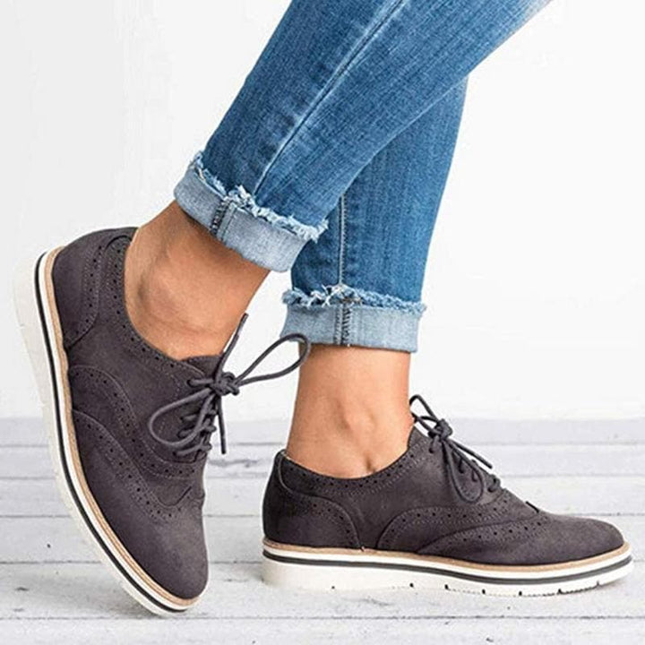 Damen Derby Schuhe aus Wildleder mit Broguedetails – Carisse
