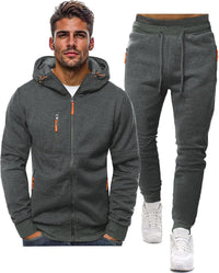 Grauer Trainingsanzug: Kapuzenjacke mit orangen Reißverschlusszippern und Jogginghose mit Kordelzug, freigestellt 7