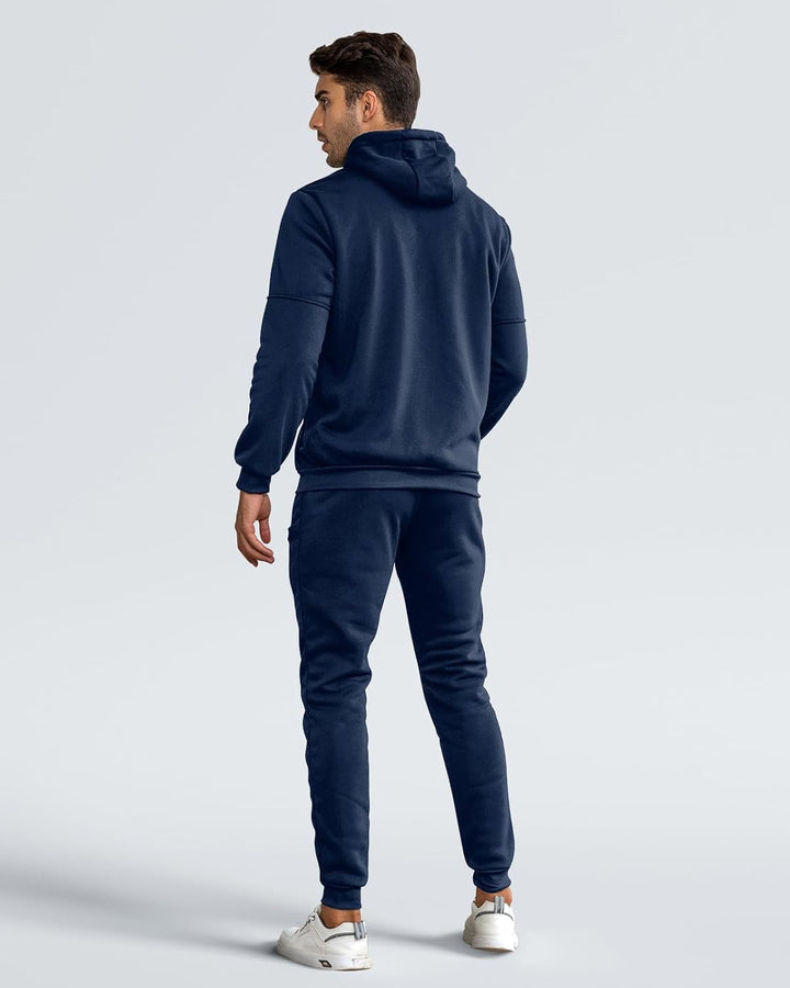 Rückansicht des marineblauen Trainingsanzugs: Mann blickt zur Seite, Kapuze, Ärmelnähte und Bündchen an Jacke und Hose 3