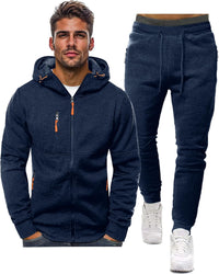 Marineblaue Kapuzenjacke mit Reißverschluss und orangen Zippern, daneben die passende Jogginghose mit Kordelzug, vor weißem 1