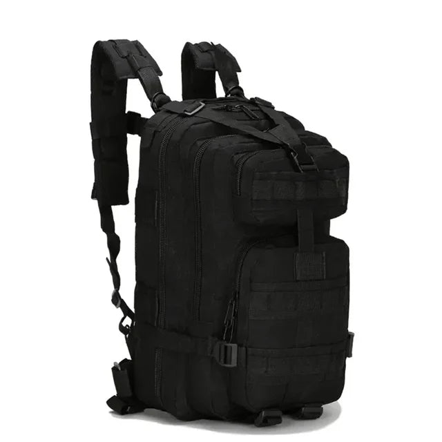 Schwarzer taktischer Rucksack in Schrägansicht mit Fronttaschen, Schulterriemen und Schnallen 4
