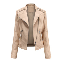 Beige Damen-Lederjacke mit Reißverschlüssen, modisch, elegant, Biker-Stil, Herbstmode.