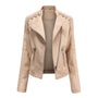 Beige Damen-Lederjacke mit Reißverschlüssen, modisch, elegant, Biker-Stil, Herbstmode.