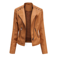 Braune Damen-Lederjacke mit Reißverschlüssen, modisch, elegant, Herbstmode, Biker-Stil.
