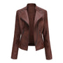 Braune Lederjacke für Damen, Reißverschluss, modisches Design, Herbstmode, elegant und stilvoll.