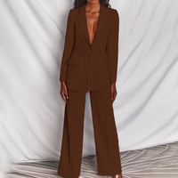 Brauner Damenanzug, Blazer und Hose, elegantes Design, Businessmode, Damenbekleidung.