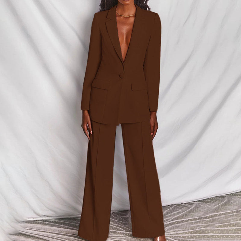 Brauner Damenanzug, Blazer und Hose, elegantes Design, Businessmode, Damenbekleidung.