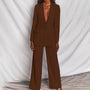 Brauner Damenanzug, Blazer und Hose, elegantes Design, Businessmode, Damenbekleidung.