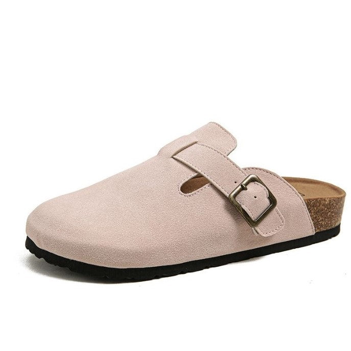Beiger Clog aus Wildleder mit Schnalle, rutschfeste Sohle, komfortabler Freizeitschuh.