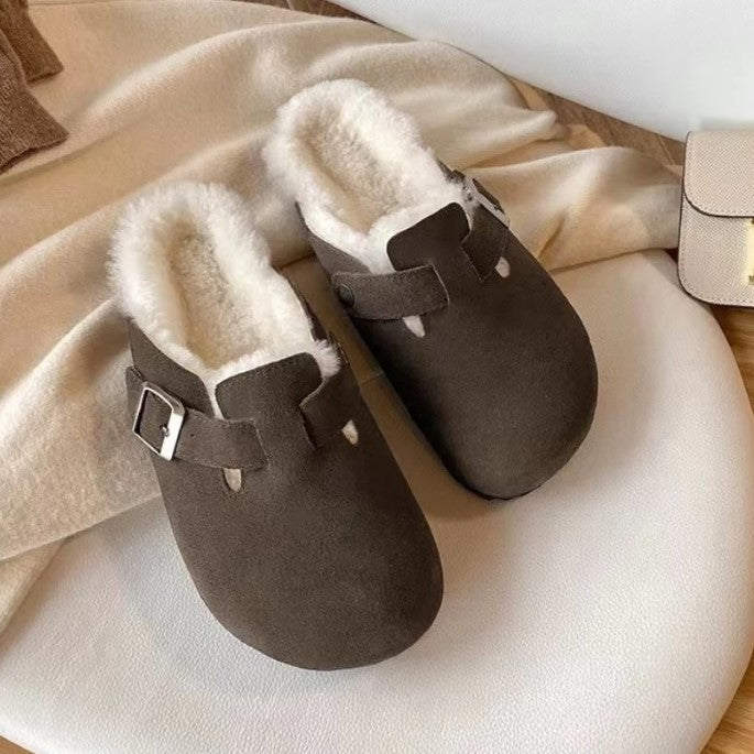 Braune Filzpantoffeln mit weißem Kunstfellfutter und Schnalle, gemütliche Hausschuhe für Damen.