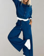 Frau in blauem Jogginganzug, Kapuzenpullover und weite Hose, sportlich, bequem, modisch.