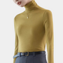 Frau in senfgelbem Rollkragenpullover, graue Hose, goldene Halskette, Mode, Damenbekleidung.