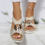 Beige Damen-Sandalen mit Keilabsatz, Metallring-Detail, Sommermode, bequem, elegant.