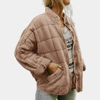 Frau in brauner Steppjacke, lässig, warm, modisch, Herbstkleidung, Damenmode, Reißverschluss.
