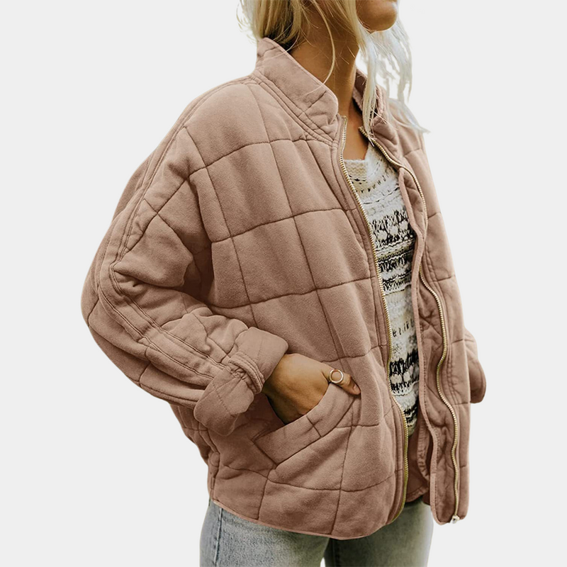 Frau in brauner Steppjacke, lässig, warm, modisch, Herbstkleidung, Damenmode, Reißverschluss.