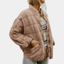 Frau in brauner Steppjacke, lässig, warm, modisch, Herbstkleidung, Damenmode, Reißverschluss.