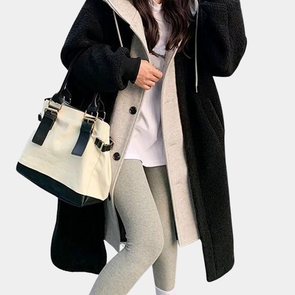Frau in schwarzem Wollmantel mit beiger Handtasche und grauer Leggings, modisch, winterlich.