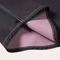 Schwarze Hose mit rosa Innenfutter, weiße Nähte, Baumwollstoff, modisch, langlebig.
