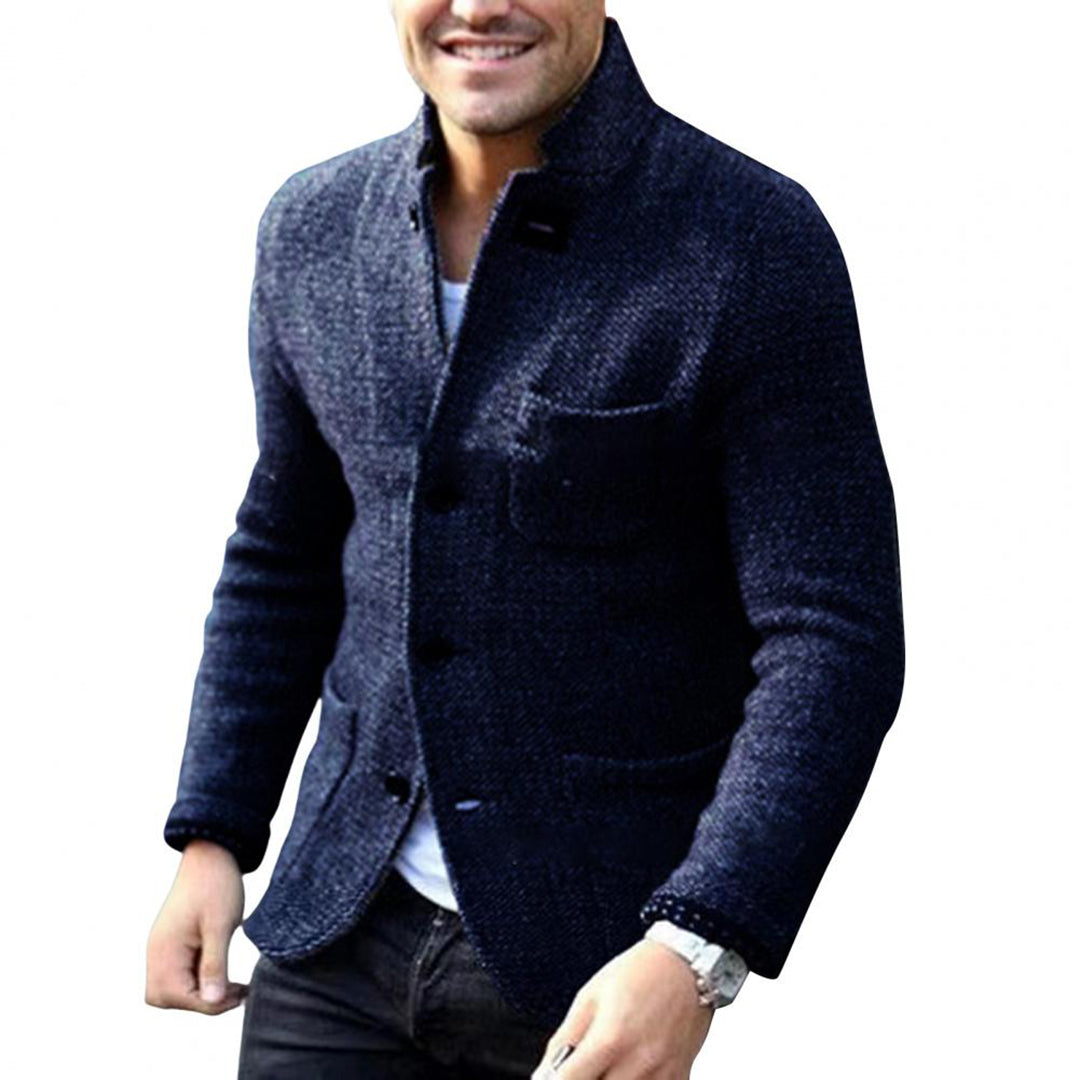 Dunkelblaues Herren-Strickjacke, elegantes Design, Knopfleiste, Freizeitmode, Winterbekleidung.