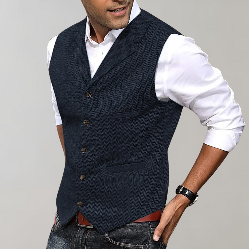 Mann in dunkelblauer Weste, weißem Hemd, Jeans; elegante Herrenmode, Freizeitkleidung.