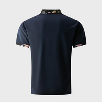 Dunkelblaues Polohemd mit Blumenmuster, Kurzarm, Herrenmode, stilvoll und modern.