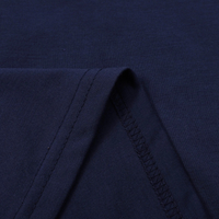 Dunkelblaues Baumwoll-T-Shirt, Nahaufnahme Stoffdetail, hochwertige Herrenmode.