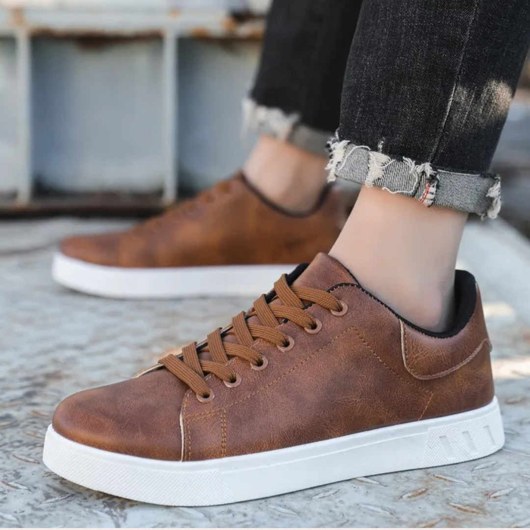 Dunkelbraune Sneaker aus Lederimitat, lässig, mit weißer Sohle, ideal für Herrenmode.