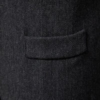 Dunkelgrauer Wollstoff mit Fischgrätmuster, Detailansicht einer Anzugtasche.