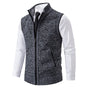 Dunkelgraue Herrenweste, Strick, Reißverschluss, über weißem Hemd, eleganter Look.