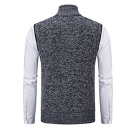 Dunkelgraue Strickweste Herren, ärmellos, modisch, über weißem Hemd, Rückansicht.
