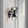 Minimalistische schwarze Doppel-LED-Wandleuchte aus Glas für modernes Wohndesign.