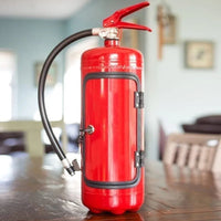 Roter Feuerlöscher mit schwarzem Schlauch auf Holztisch, Sicherheitsausrüstung für Zuhause.