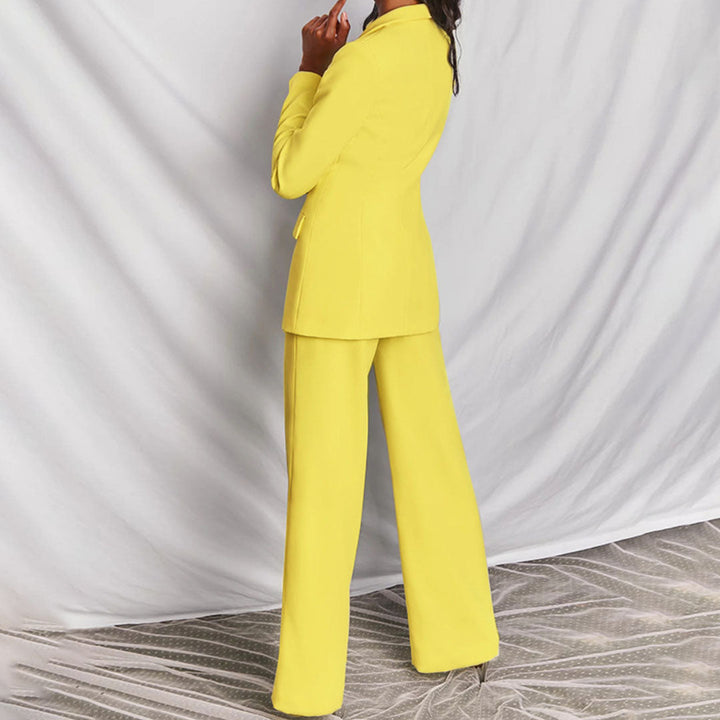 Frau in gelbem Blazer-Set, eleganter Anzug, Damenmode, Business-Outfit, stilvoll, modern.