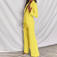 Frau in gelbem Blazer-Set, eleganter Anzug, Damenmode, Business-Outfit, stilvoll, modern.