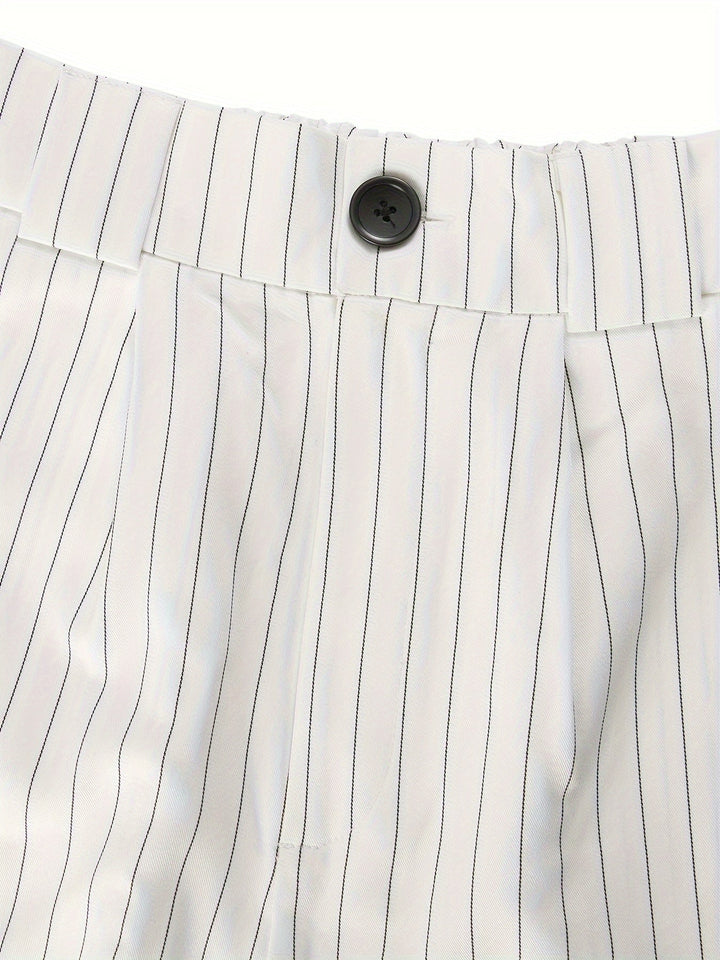 Weiß gestreifte Hose mit schwarzem Knopf, elegantes Design, hochwertige Damenmode.
