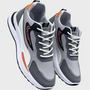 Graue Sportschuhe mit weißen Schnürsenkeln, orange Akzenten, atmungsaktivem Material.