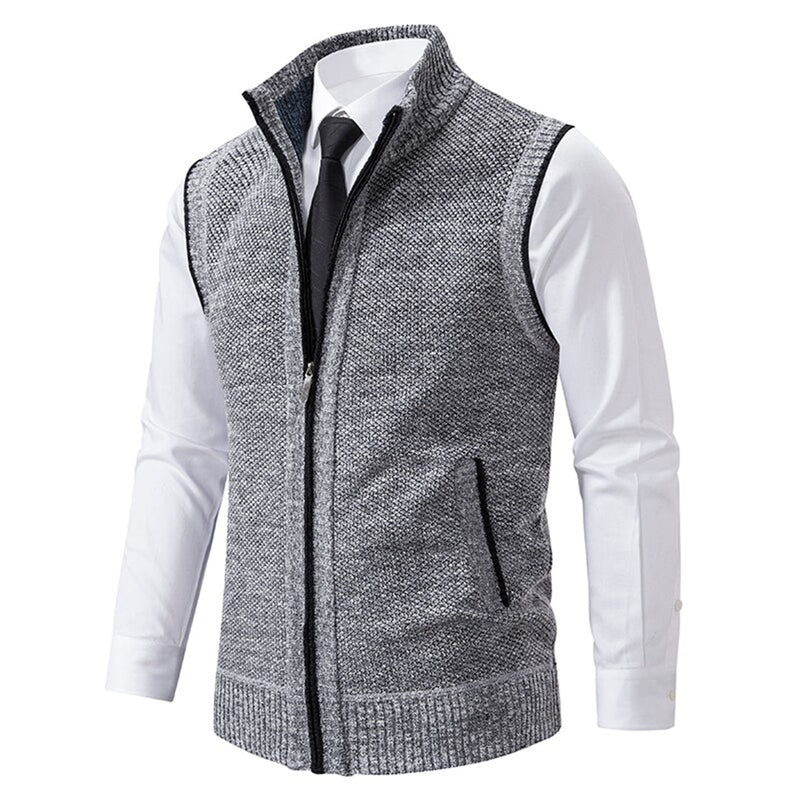 Graue Strickweste mit Reißverschluss, Herrenmode, über weißem Hemd, eleganter Stil.