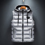 Graue Steppweste mit Kapuze, Reißverschluss und Taschen, Herrenmode, Winterbekleidung.