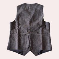 Graue Tweed-Weste aus Wolle, Rückansicht, verstellbarer Riegel, Herrenmode, elegant.