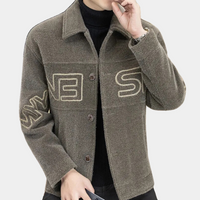 Herrenjacke aus Wolle, olivgrün, mit Knöpfen und gesticktem Muster, modisch und warm.
