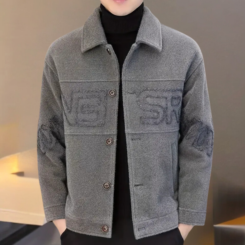 Graue Herrenjacke, Wollmischung, Knopfleiste, gesticktes Logo, modisch, warm, Herbstmode.